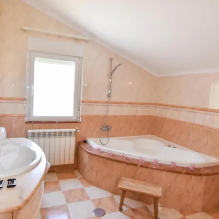 Amplia Casa Con Piscina Y Zona De Juegos