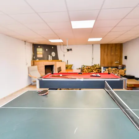 Amplia Casa Con Piscina Y Zona De Juegos