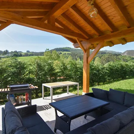 Amplia Casa Con Piscina Y Zona De Juegos