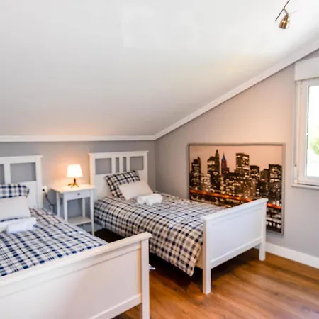 Amplia Casa Con Piscina Y Zona De Juegos *