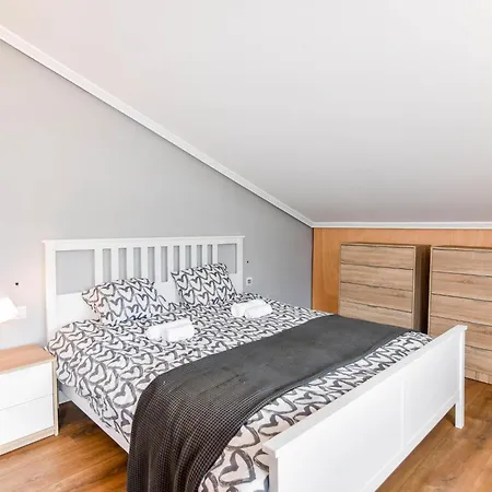 Amplia Casa Con Piscina Y Zona De Juegos *