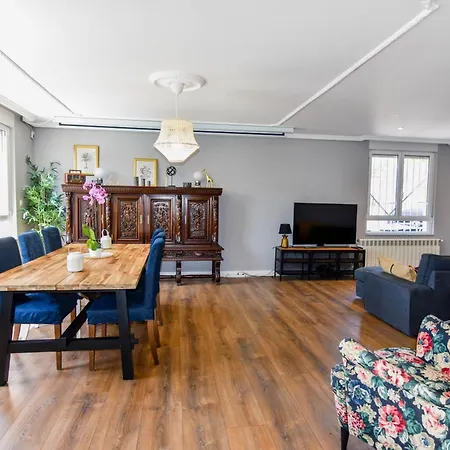 Amplia Casa Con Piscina Y Zona De Juegos