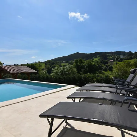Amplia Casa Con Piscina Y Zona De Juegos Дом отдыха Villabanez (Cantabria)