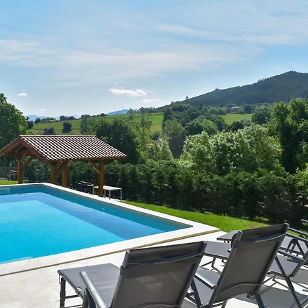 Amplia Casa Con Piscina Y Zona De Juegos